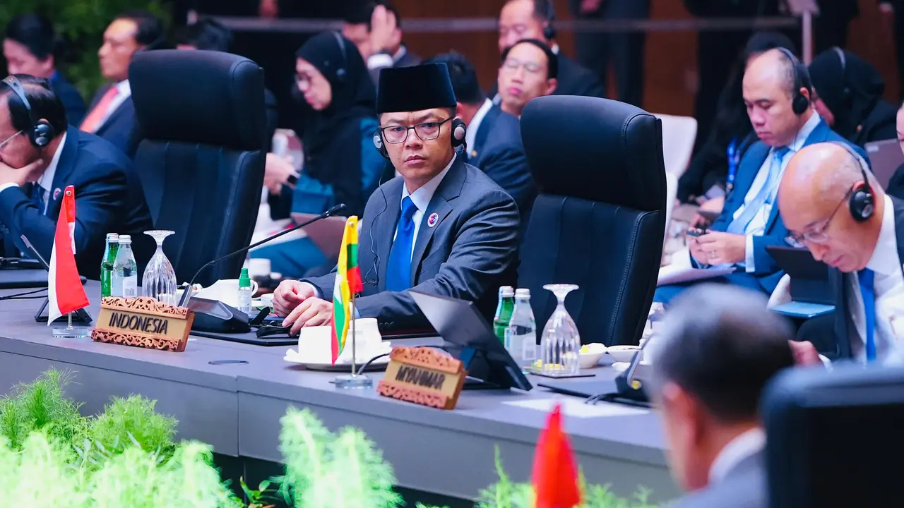 Menlu RI Sugiono dalam Pertemuan Menteri Luar Negeri ASEAN–RRT di sela-sela rangkaian ASEAN Foreign Ministers’ Meeting/Post-Ministerial Conference (AMM/PMC) ke-58 di Kuala Lumpur, Malaysia, Kamis (10/7/2025). (Dok. Kemlu RI)