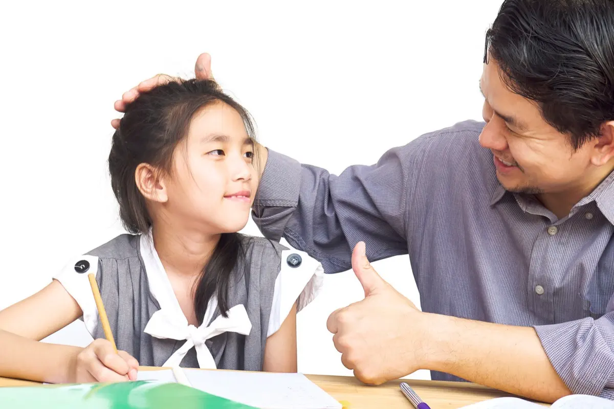 Ilustrasi ayah, orang tua menemani anak belajar