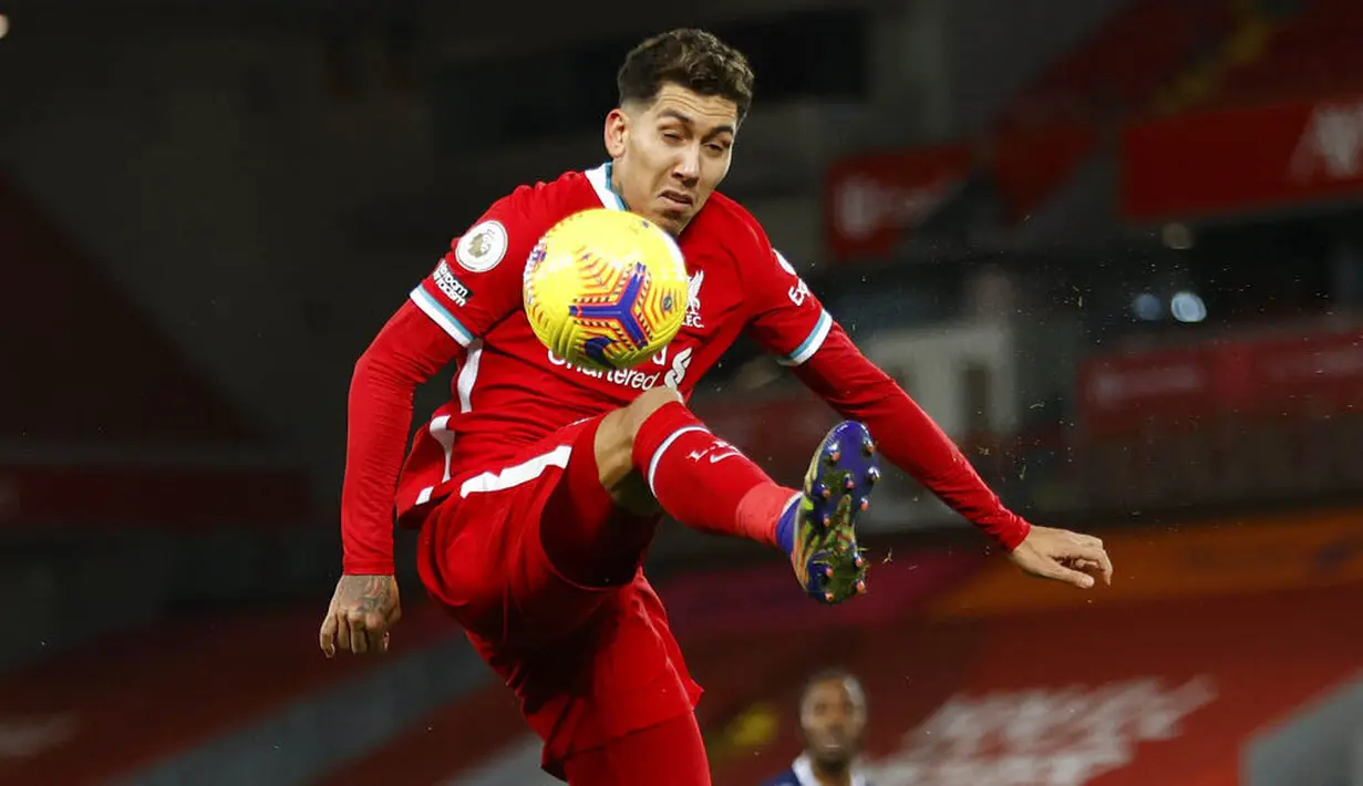 Striker Liverpool, Roberto Firmino, mengontrol bola saat melawan West Bromwich Albion pada laga Liga Inggris di Stadion Anfield, Minggu (27/12/2020). Kedua tim bermain imbang 1-1. (Clive Brunskill/Pool via AP)