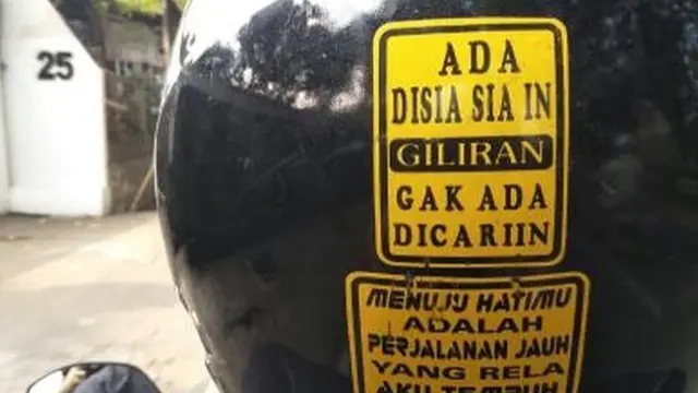 6 Stiker Kalimat Kocak di Helm Ojek Online