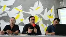 Direktur Amnesty International Indonesia Usman Hamid (tengah) menyampaikan keterangan bersama IPT 65 di Jakarta, Jumat (20/10). Rilis terkait Indonesia perlu membuka arsip tragedi 65 pasca diungkapnya dokumen Amerika. (Liputan6.com/Helmi Fithriansyah)