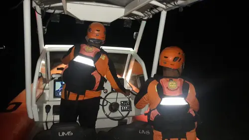 Tim SAR gabungan melakukan pencarian korban kapal tenggelam KMP Tunu Pratama Jaya di Selat Bali (Istimewa)