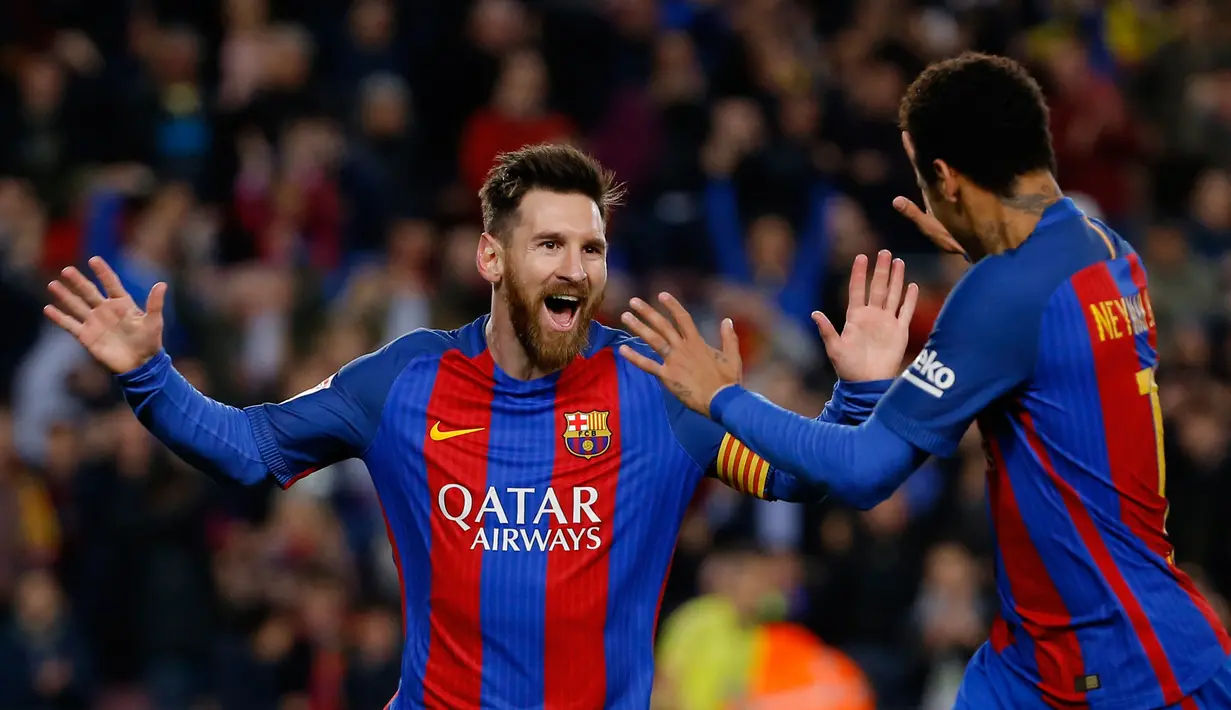 Lionel Messi dan Neymar merayakan gol ke gawang Celta Vigo dalam lanjutan Liga Spanyol pekan ke-26 di Stadion Camp Nou, Minggu (5/3). Barca menang telak dengan skor 5-0. (AP PHOTO)