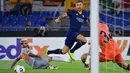 Bek AS Roma, Aleksandar Kolarov, mengirim umpan saat melawan Istanbul Basaksehir pada laga Europa League di Stadion Olimpico, Roma, Kamis (19/9). Roma menang 4-0 atas Istanbul. (AFP/Alberto Pizzoli)