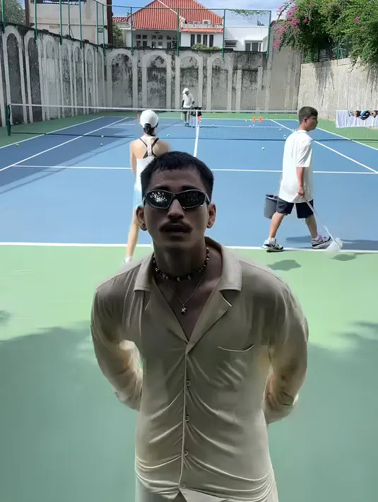 Bahkan Bio One larut dalam keseruan mengenakan baju dan celana oversize saat tennis. Meski banjir keringat, ia tetap lanjut menampik bola tenis. (Liputan6.com/IG/@bojvoyej)
