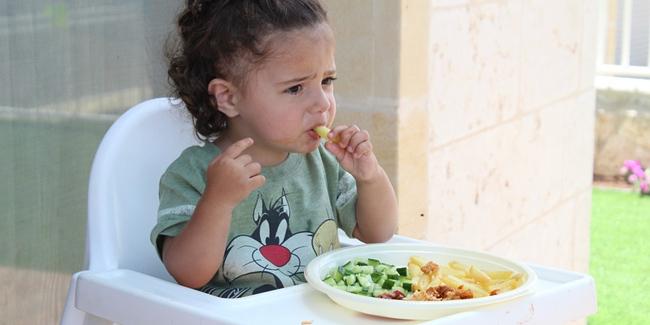Anak yang mencoba untuk makan sendiri/Copyright Shutterstock