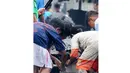 Sejumlah anak-anak mencuci piring sisa-sisa kebakaran yang menghanguskan rumah mereka. (Liputan6.com/Andrian M Tunay)