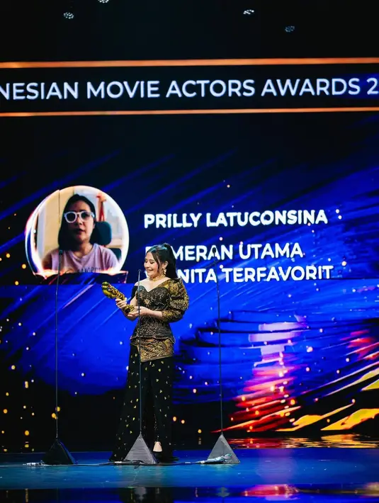 Aksesori kalung dan anting emas lengkapi kesan mahal pada tampilan Prilly Latuconsina. [@prillylatuconsina96]