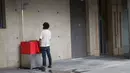 Seorang pria membuang air kecil di kotak pembuangan urin yang disediakan pemerintah kota, dekat Gare de Lyon, Paris, 13 Agustus 2018. Warga yang marah menulis petisi ke balai kota agar benda itu dienyahkan karena merusak keindahan kota (AFP/Thomas SAMSON)