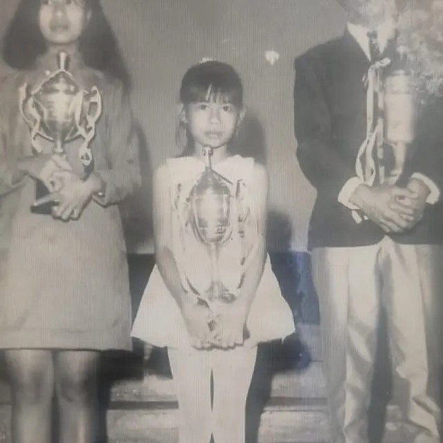 6 Potret Lawas Masa Kecil Dewi Yull, Kini Dijuluki Mertua Idaman
