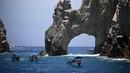 Pemandangan formasi batuan El Arco di Samudra Pasifik di Cabo San Lucas, negara bagian Baja California, Meksiko pada 4 Agustus 2023. (AFP/ALFREDO ESTRELLA)