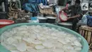 Pedagang menjajakan buah kolang-kaling di kawasan Pasar Induk kramat Jati, Jakarta Timur, Kamis (14/4/2022). Pedagang mengatakan penjualan kolang kaling di masa pandemi kali ini meningkat hingga 50 persen dibandingkan pada bulan Ramadan tahun lalu. (merdeka.com/Iqbal S Nugroho)