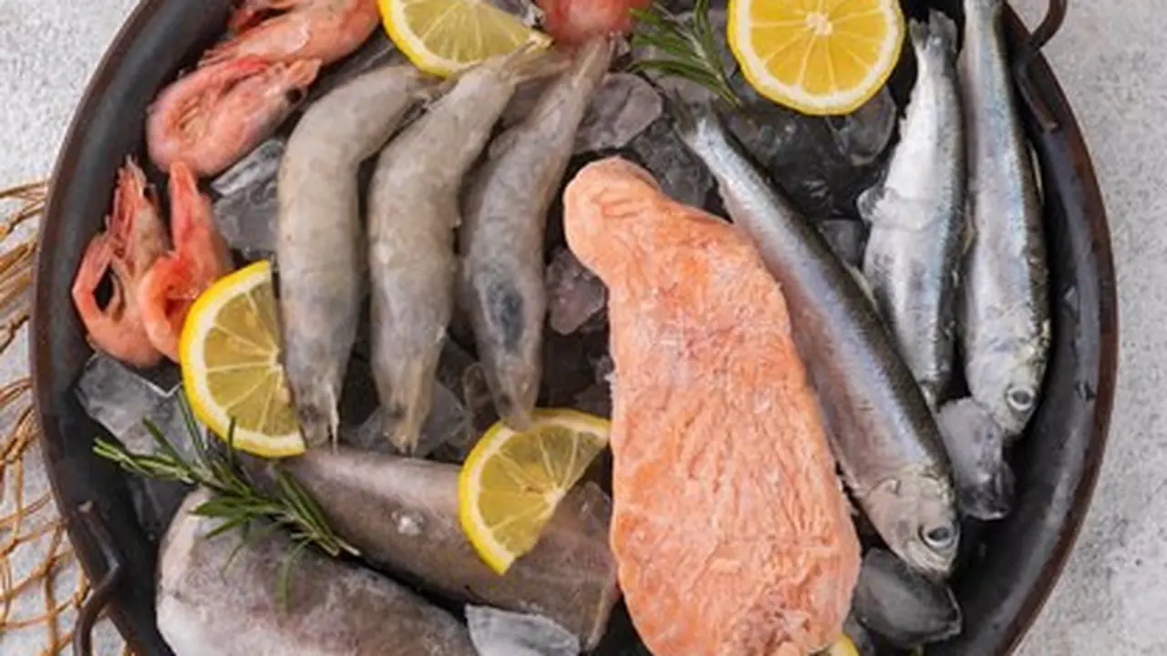 Seafood mentah yang terdiri dari salmon, ikan, dan udang disajikan di atas sebuah wajan saji (Foto Dok: Freepik/freepik)