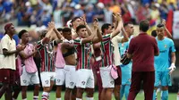 Para pemain Fluminense menyapa fans usai timnya kandas dari Chelsea di semifinal Piala Dunia Antarklub 2025. (FRANCK FIFE / AFP)