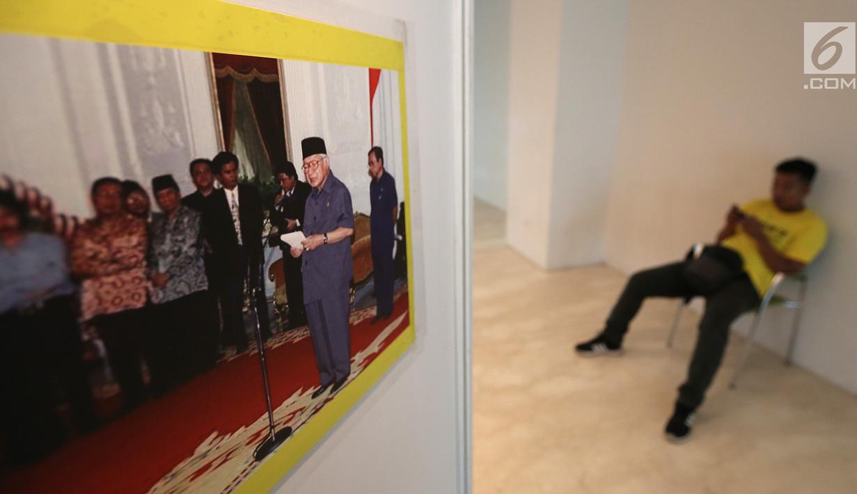 Sebuah foto tentang pengundur an diri Presiden Soeharto di Istana Negara yang dipamerkan pada acara 20 tahun (Belum Tuntasnya) Reformasi di Kampus UI Salemba, Jakarta, Sabtu (19/5). (Liputan6.com/Fery Pradolo)