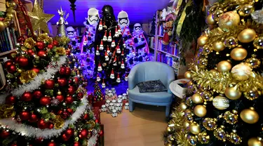 Salah satu pohon Natal yang dihiasi Darth Vader of Star di rumah keluarga Thomas Jeromin di Rinteln, Jerman, Minggu (8/12/2019). Thomas Jeromin memenuhi rumahnya dengan 350 pohon Natal di hampir tiap sudut rumah, mulai dari ruang tamu, dapur sampai kamar mandi. (Ina FASSBENDER/AFP)