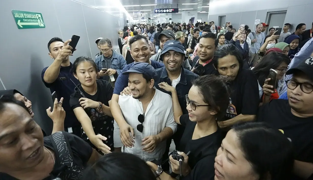 Tompi dan Glenn Fredly Ngamen