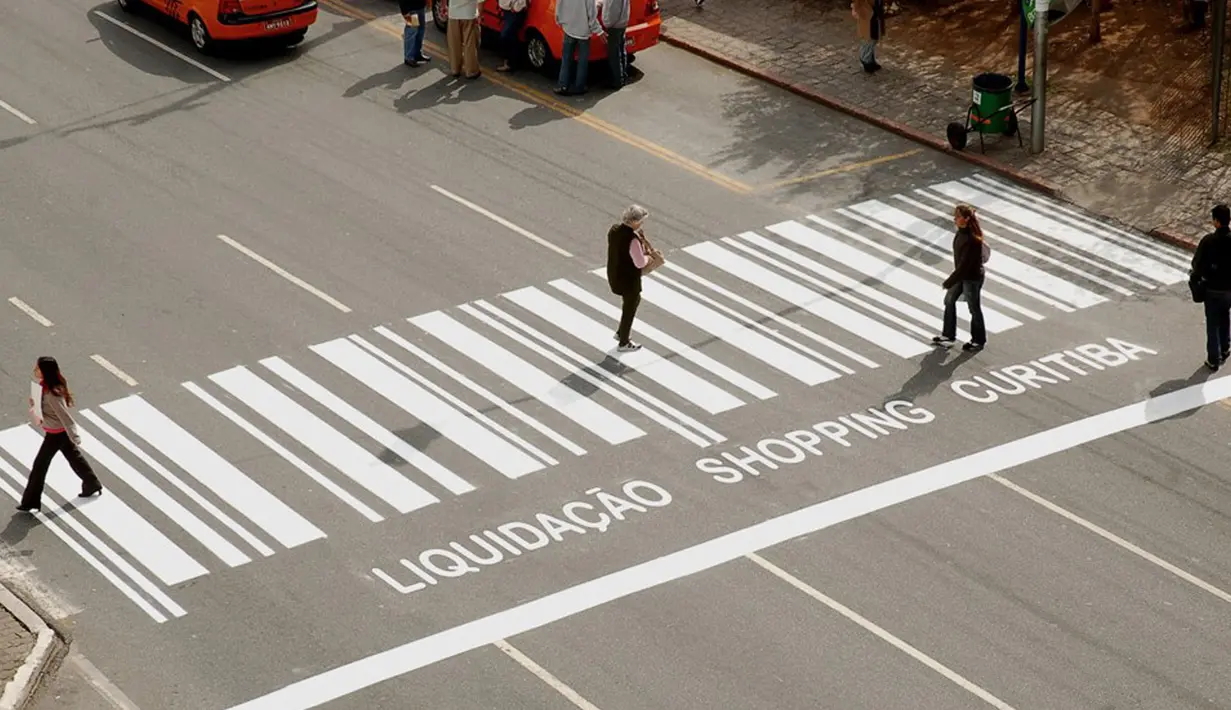 Zebra cross bergambar barcode ini letaknya di Brazil. Dirancang oleh Opus Multipla sebagai penanda keberadaan mal di seberangnya. (rezoomercom)