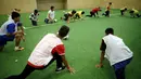 Para pencari suaka melakukan pemanasan saat mengikuti latihan bersama klub FK Austria Wien di Wina, Austria. (Reuters/Heinz-Peter Bader)