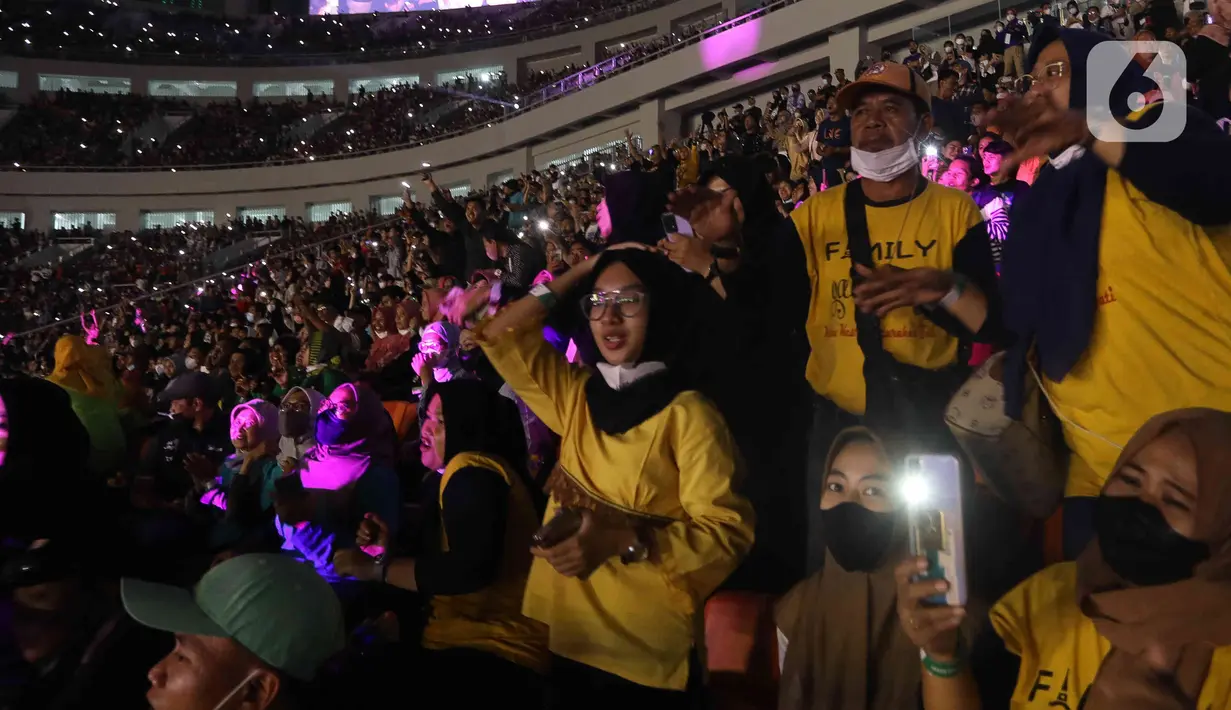 Antusias warga menyaksikan malam puncak Perayaan HUT ke-495 tahun Jakarta di Jakarta International Stadium (JIS), Jakarta, Sabtu (25/6/2022). Malam puncak Jakarta Hajatan tersebut bertemakan 'Collaborate, Accelerate, Elevate'. (Liputan6.com/Herman Zakharia)
