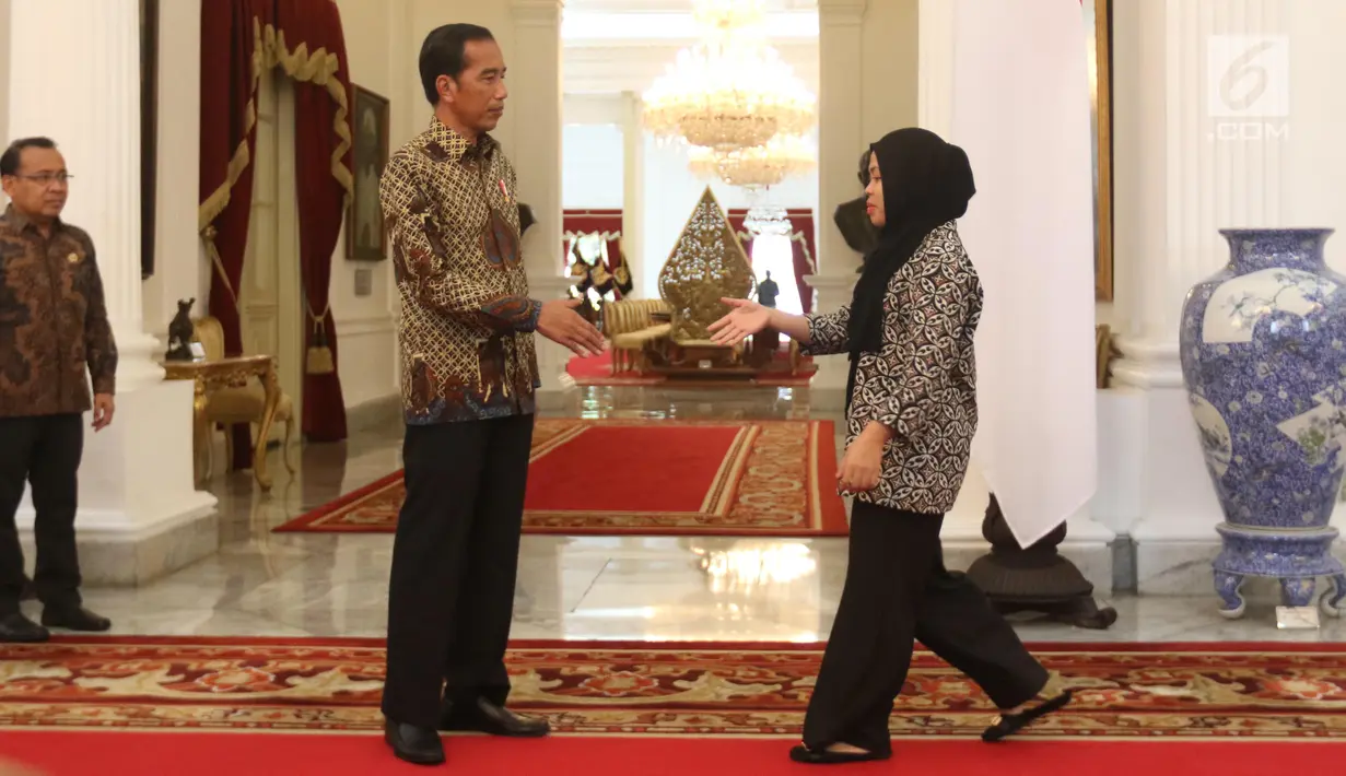 Presiden Joko Widodo menerima kedatangan Siti Aisyah di Istana Merdeka, Jakarta, Selasa (12/3). Siti dibebaskan dari dakwaan hukum kasus pembunuhan Kim Jong Nam di Pengadilan Tinggi Shah Alam, Kuala Lumpur, Malaysia. (Liputan6.com/Angga Yuniar)