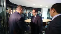 CEO PT Liga Indonesia, Joko Driyono, bertemu delegasi FIFA di Kantor PSSI, Jakarta, Selasa (3/11/2015). (Bola.com/Nicklas Hanoatubun)