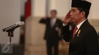 Presiden Jokowi saat melantik Hasyim Asy’ari sebagai anggota KPU di Istana Negara, Jakarta, Senin (29/8). ‎(Liputan6.com/Faizal Fanani)