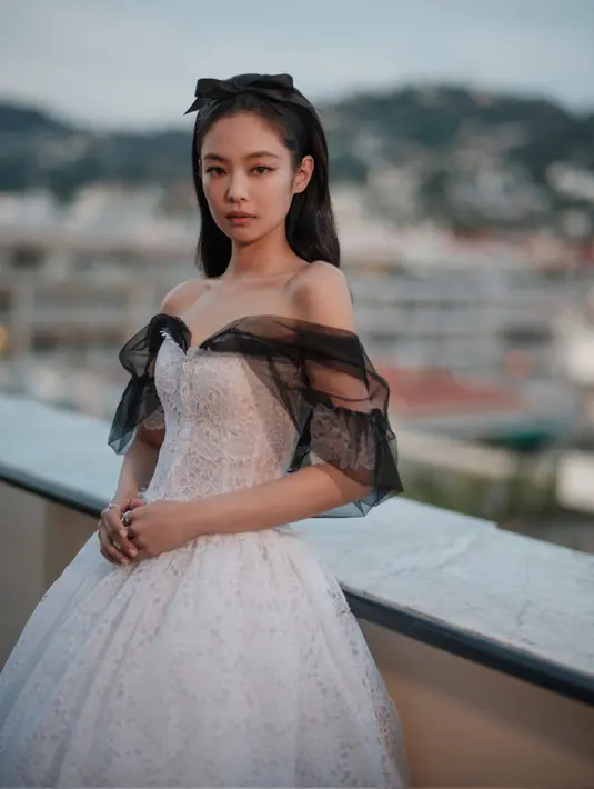 Pelantun lagu Solo itu mengenakan off-shoulder dress dengan sentuhan tulle hitam pada bagian lengan. [Foto: Twitter/NEWSJENNIE].