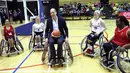 Pangeran William menemui pemain basket kursi roda dalam kunjungannya ke Copperbox Arena, London, Kamis (22/3). Pangeran William menemui pemain basket berkursi roda yang diharapkan dapat bermain di Commonwealth Games 2022. (Chris Jackson/Pool via AP)