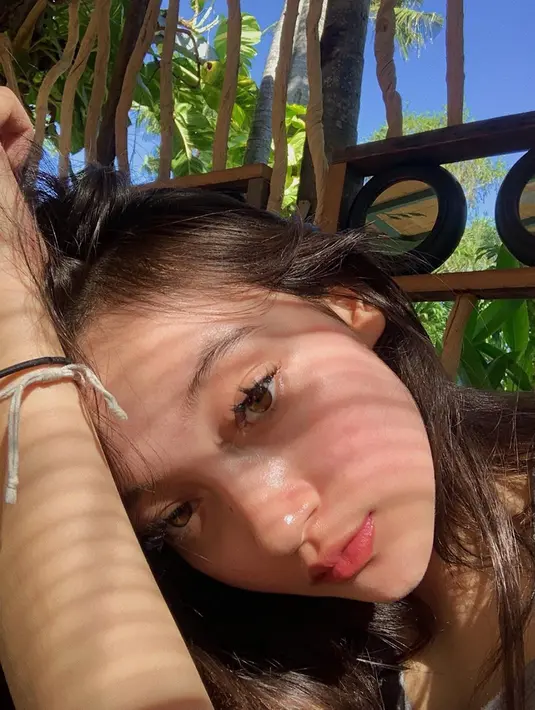 Sudah berkecimpung di dunia hiburan sejak masih kecil, Megan Domani tentunya tak asing dengan sentuhan makeup di wajahnya. Namun di beberapa kesempatan, wanita 17 tahun ini memilih tampil tanpa riasan. Kulit Megan pun tampak lebih bersinar saat tanpa makeup. (Liputan6.com/IG/@megandomani1410)