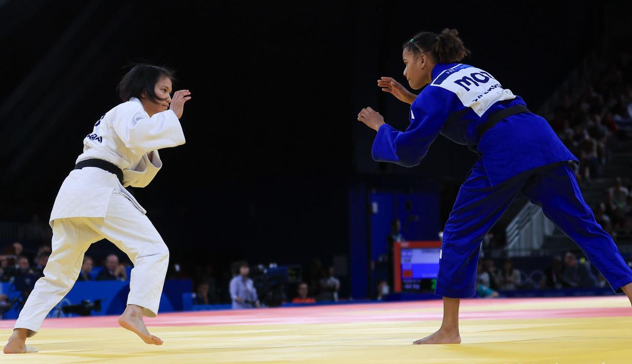 <p>Atlet judo putri Indonesia, Maryam March Maharani (kiri) saat menghadapi pejudo Mozambik, Jacira Ferreira pada laga babak 32 besar kelas 52 kg putri Olimpiade Paris 2024 di Champ-de-Mars Arena, Paris, Minggu (28/7/2024). Maryam March Maharani menang 10-0, namun ahirnya tersingkir di babak 16 besar setelah kalah dari pejudo Kosovo, Distria Krasniqi. (Dok. NOC Indonesia/Naif Muhammad Al'as)</p>