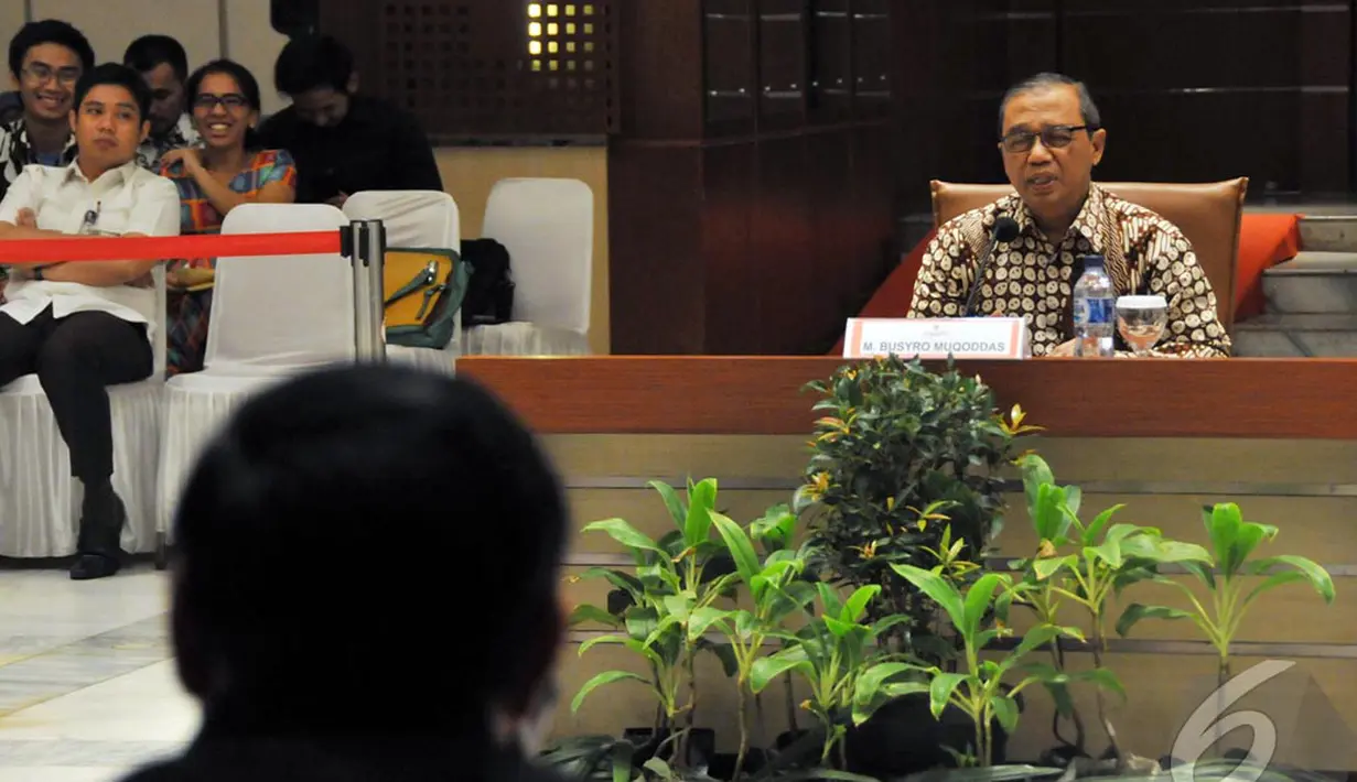 Busyro menjelaskan kelemahan KPK yang pertama adalah kantor, kedua anggaran Rp 900 miliar untuk 1.200 pegawai, Jakarta, Kamis (9/10/2014) (Liputan6.com/Miftahul Hayat)