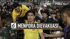 Menpora Malaysia Syed Saddiq Syed Abdul Rahman terpaksa dievakuasi saat menyaksikan laga indonesia Vs Malaysia di SUGBK Kamis (5/9) malam.