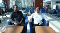Menko bidang Kemaritiman Rizal Ramli mencoba salah satu kursi di Terminal 3 Ultimate Bandara Soekarno Hatta, Tangerang, Jumat (24/6). Rizal melakukan pengecekan untuk memastikan kesiapan Terminal 3 tersebut. (Liputan6.com/Angga Yuniar)