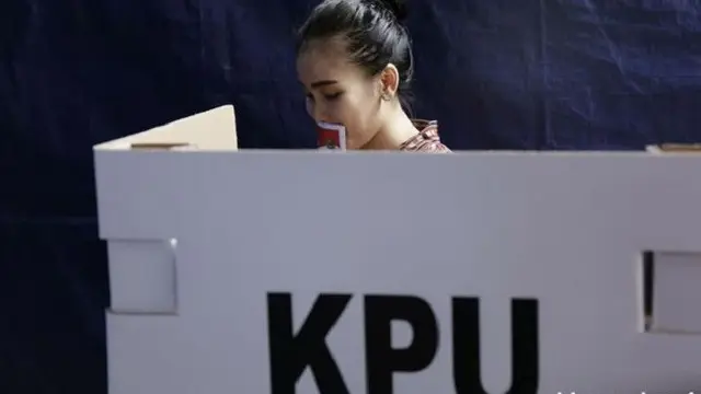 Coblos Ke TPS Bareng Keluarga, Begini Aksi Ayu Ting Ting Saat Pilkada 2018