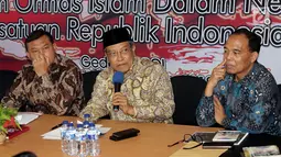 Ketua PBNU Said Aqil Siradj (kedua kanan) menjadi pembicara Diskusi Ormas Islam Se-Indonesia, di Jakarta, Sabtu (17/11). Diskusi tersebut membahas "Peran Ormas Islam Dalam Negara Kesatuan Republik Indonesia". (Liputan6.com/Johan Tallo)