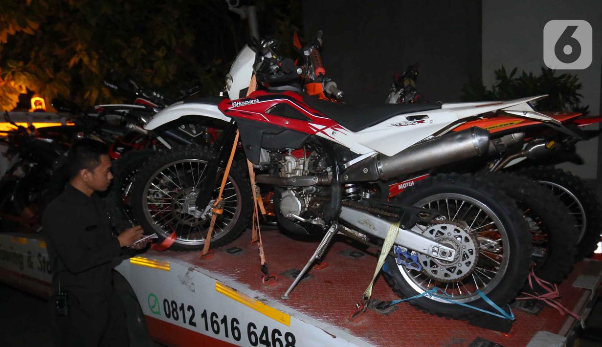 Petugas mendata motor yang disita dari hasil Operasi Tangkap Tangan (OTT) yang menjerat Kepala Kantor Imigrasi Jakarta Barat tiba di Gedung Merah Putih Komisi Pemberantasan Korupsi (KPK), Jakarta, Rabu (3/6/2026). (Liputan6.com/Helmi Fithriansyah)