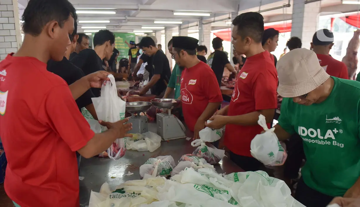 Masjid Istiqlal pada Idul Adha 1445 H menyembelih sebanyak 60 ekor sapi dan 12 ekor kambing. (Liputan6.com/Herman Zakharia)
