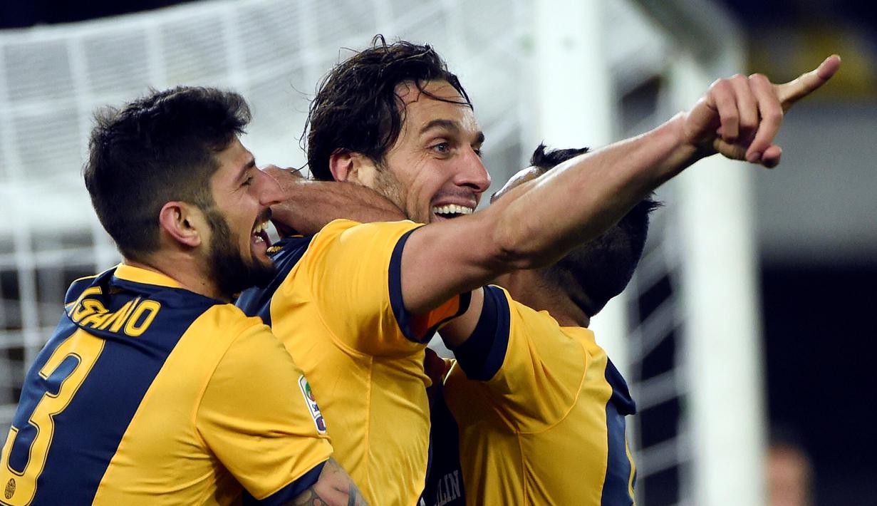 Ekspresi kegembiraan striker Verona, Luca Toni, setelah mencetak gol ke gawang Napoli, (15/3/2015). Luca Toni menjadi pencetak gol terbanyak Serie A 2014-2015 bersama Mauro Icardi. (AFP/Olivier Morin)
