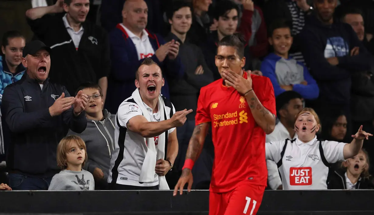 Aksi suporter Derby County yang berteriak kepada pemain Liverpool, Roberto Firmino pada putaran ketiga Piala Liga Inggris di Stadion Pride Park, Rabu (21/9/2016) dini hari WIB. (Reuters/Phil Noble)