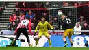 Lammens tampil solid di bawah mistar Setan Merah. Kiper asal Belgia tersebut juga berhasil melakukan clean sheet dalam laga tersebut. (AFP/Andy Buchanan)