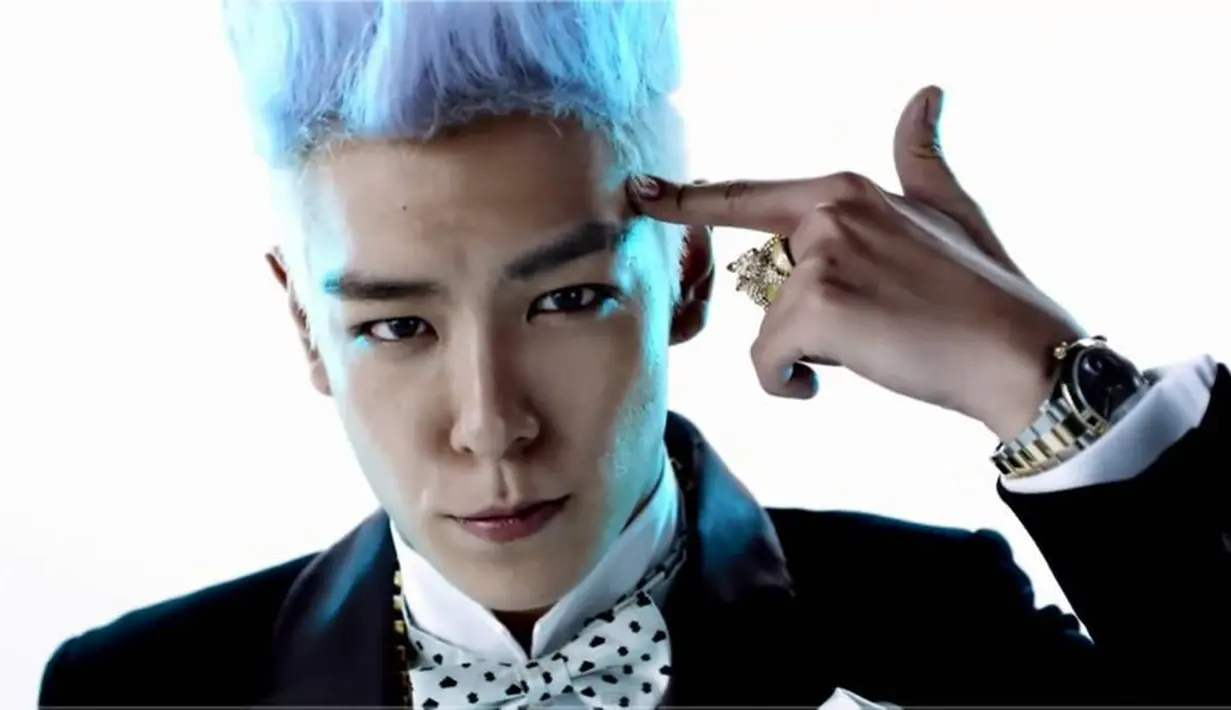 T.O.P sendiri adalah member BigBang pertama yang melakukan wajib militer. Agar BigBang masih bisa berjaya, para member nggak akan wajib militer bersamaan. (allkpop)