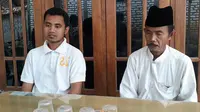 Saudara MH, Suud Ali Yunus bersama orang tua Muhammad Yahya menyampaikan permintaan maaf di rumah Kades Torjun, Sampang, Arbain Faisol, Jumat (2/2). (GHINAN SALMAN/Radar Madura/JawaPos.com)