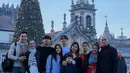 Darius, Donna Agnesia, dan anak-anaknya memilih merayakan Natal di Portugal. Mereka pun tampil mengenakan outfit musim dinginnya. [@darius_sinathrya]