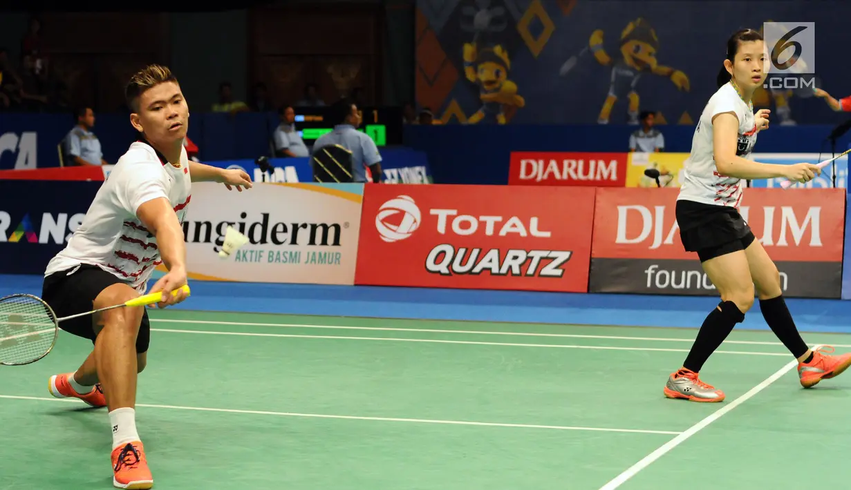 Ganda Campuran Indonesia, Preveen Jordan/Debby Susanto menahan serangan Mathias Christiansen/Sara Thygesen (Denmark) di putaran pertama Indonesia Open 2017 di Jakarta, Selasa (13/6). Preveen/Debby kalah 1-2. (Liputan6.com/Helmi Fithriansyah)