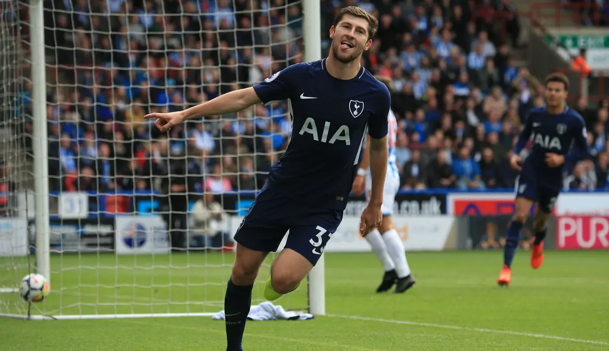 Bek Tottenham Hotspur, Ben Davies menyumbangkan satu gol saat timnya melawan Huddersfield Town pada pekan ketujuh Premier League di John Smith's stadium, Huddersfield, (30/9/2017). Tottenham menang 4-0. (AFP/Lindsey Parnaby)