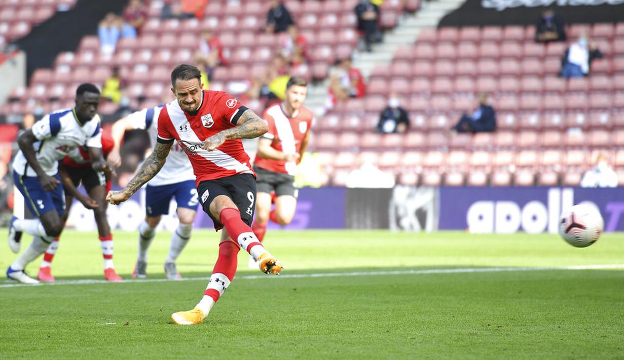 Pemain Southampton Danny Ings mencetak gol ke gawang Tottenham Hotspur pada pertandingan Liga Premier Inggris di Stadion St. Mary, Southampton, Inggris, Minggu (20/9/2020). Tottenham menekuk Southampton 5-2, Son Heung-min menyumbang empat gol. (Justin Tallis/Pool via AP)