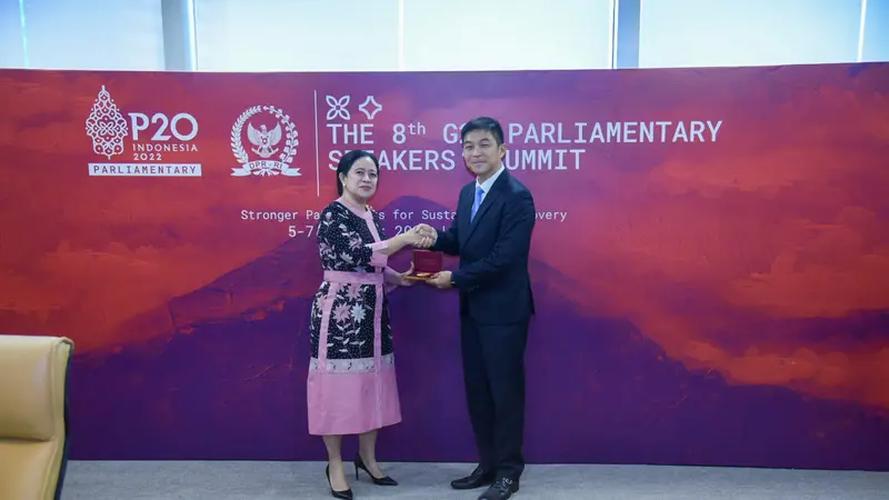 Ketua DPR RI Puan Maharani melakukan pertemuan bilateral dengan Ketua DPR Singapura, Tan Chuan-Jin di sela-sela perhelatan the 8th G20 Parliamentary Speakers’ Summit (P20) yang diselenggarakan di Gedung DPR pada Rabu (5/10/2022). (Dok: DPR RI-P20)