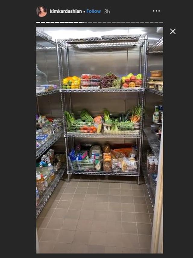 Dituding Fans Kulkasnya Kosong, Ini 6 Potret Mewah Dapur Kim Kardashian