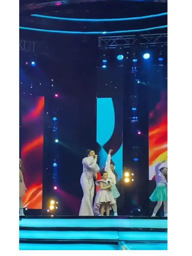 7 Potret Ashanty dan Arsy Hermansyah Pakai Baju Couple di Panggung, Kompak Banget